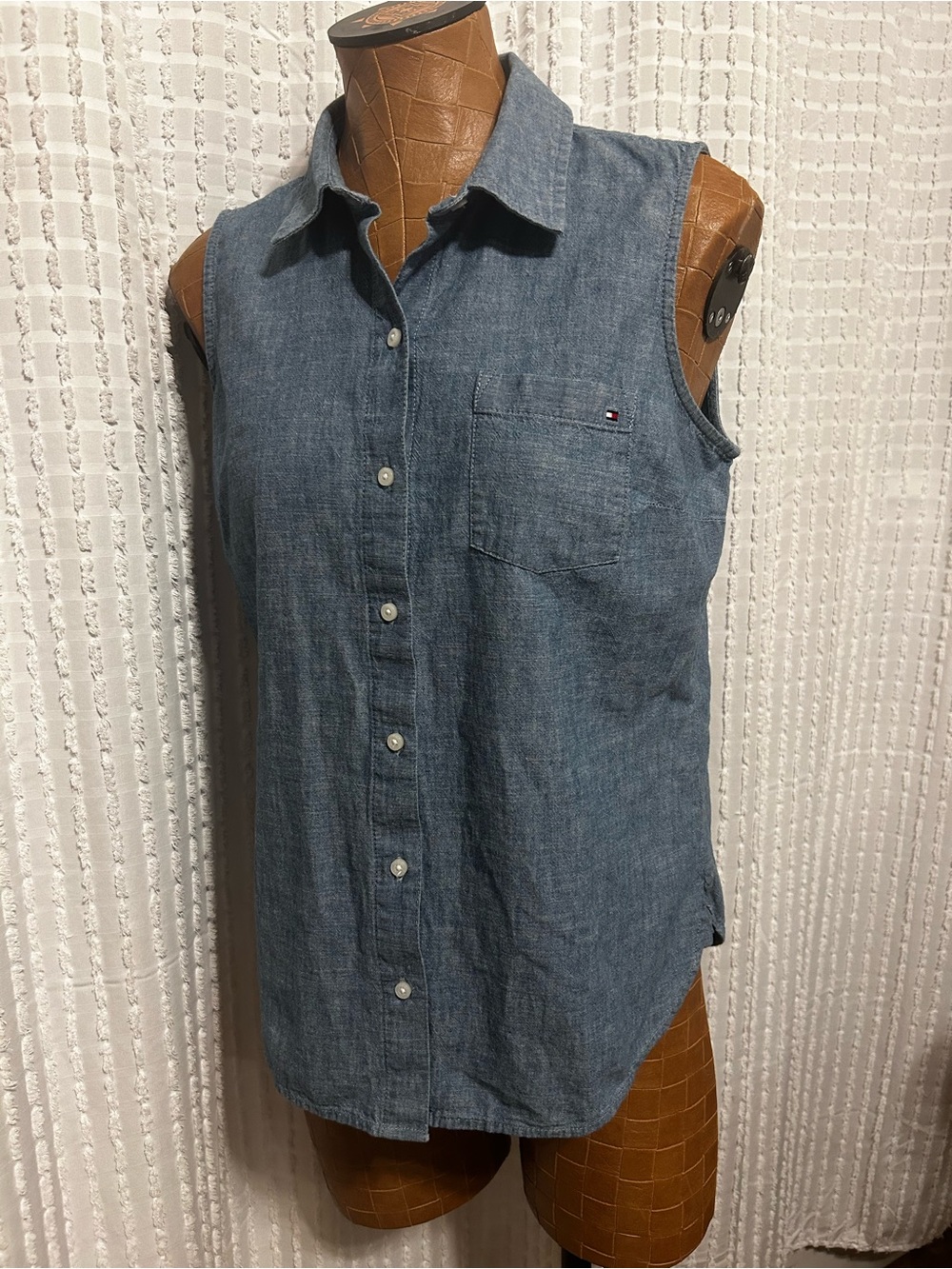 Tommy‎ Hilfiger Women's Small Blue Chambray Sleeveless Button Down Shirt